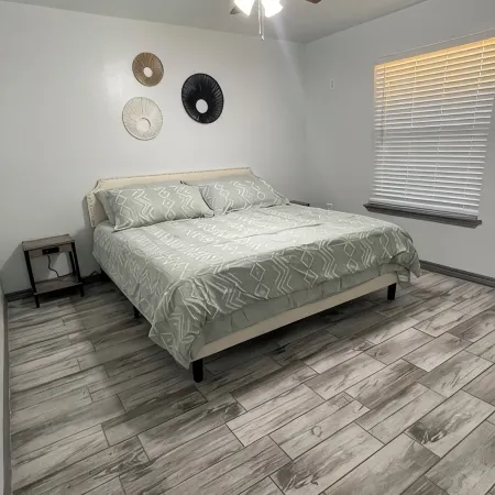 Modern 3-bedroom 2-Bathroom home Conveniently located next to Texas Roadhouse!