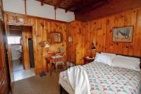 Charming 3-bedroom lakefront house with large yard and sandy beach - Beach