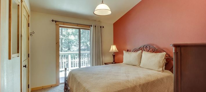 Deer Lane with SHARC passes. Hotels in Sunriver