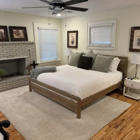 Best Location, comfy bungalow just a10 min.walk to OU Stadium or Campus Corner