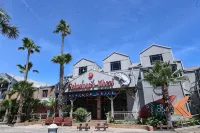 Octopus Lounge on Strand- historic neighborhood, local shops and dining - Condos