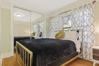 5th & Vine, Classic Craftsman with Modern Flair! - Parvekkeita