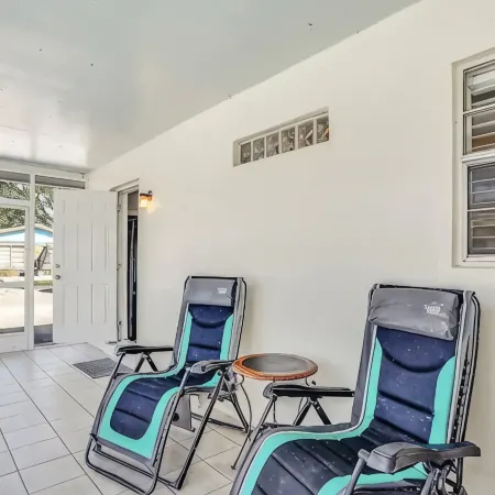 Quiet Naples Home: Walking Distance to Downtown. Pet Friendly!