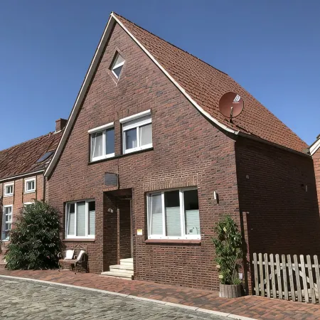 Four stars at the harbor: Modern renovated fisherman's house directly at the Ditzumer harbor