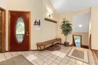 Majestic Mtn Cabin w Quick Hiking & Overlook Access - 수영장