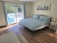 Serene Upstairs Apt. Walk to Town, Train, & Beach Ferry! Off-Street Parking. - Wifi