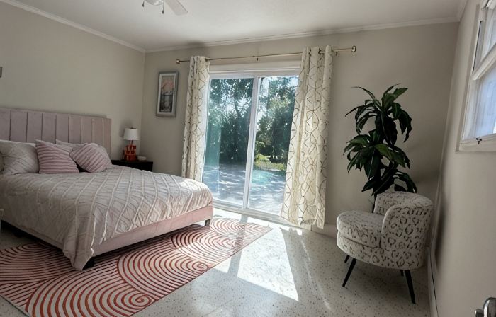 2 Bedrooms, Bay WaterViews, Beaches, shops, Marina, fishing, all near by