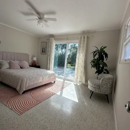 2 Bedrooms, Bay WaterViews, Beaches, shops, Marina, fishing, all near by