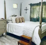 The Little Manor on 7th, secluded cottage moments from Historic Downtown Laurel - Homestays