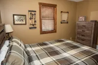 Button Buck Sleeps 4, or Rent All 4 for 20. Horseback Riding Across the Rd! - Chalets