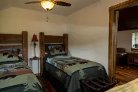 Beautiful Newly Remodeled Log Cabin at Tiny Timbers Resort! - 홈스테이