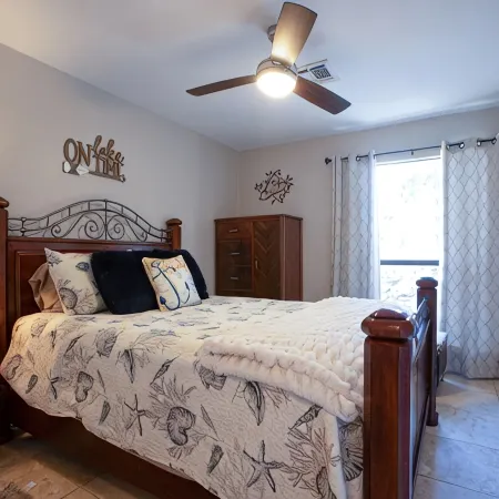 Lakefront 3 Bedroom Home with Gorgeous Sunsets and Private Pool & New Spa!