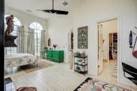 Historic Villa🚶1 min from Lake Hefner🏊 Hot Tub 🎱Pool Table🐶Friendly🎣Fishing - Villas