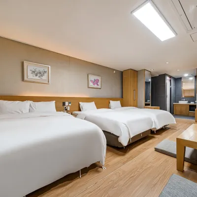 Rian Hotel Отели рядом с достопримечательностью «Сквер Чонмё»