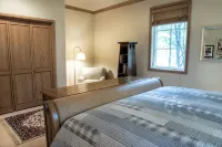 A quaint cottage in the woods. Close to world class ski resort, Sun Valley. - 4-Star
