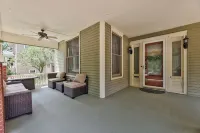 Home by the river, 5 Bedrooms, 5-minute walk to Children Museum, POOL TABLE! - Boutique