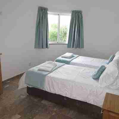 Luxury Villa with Private pool walking distance to beach and Marina! Rooms