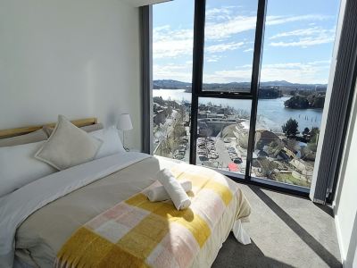 2B2B1C Apartment with Stunning Lake Views