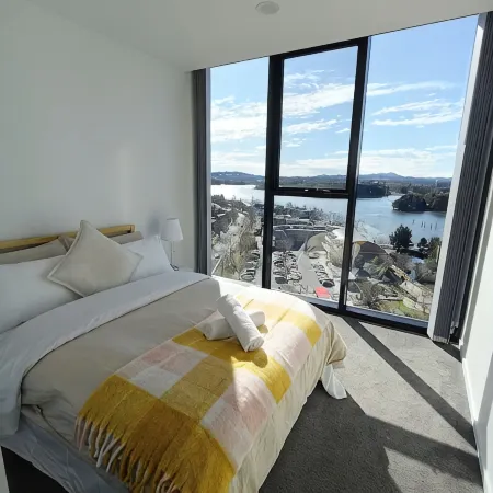 2B2B1C Apartment with Stunning Lake Views