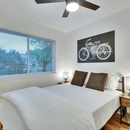Pool & Gameroom, pet friendly, 10 Minutes from South congress, 20 from Downtown