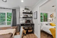 Modern & Stylish Bellevue Basement Suite - King Bed and Office 5 Minutes to Mall - 방갈로