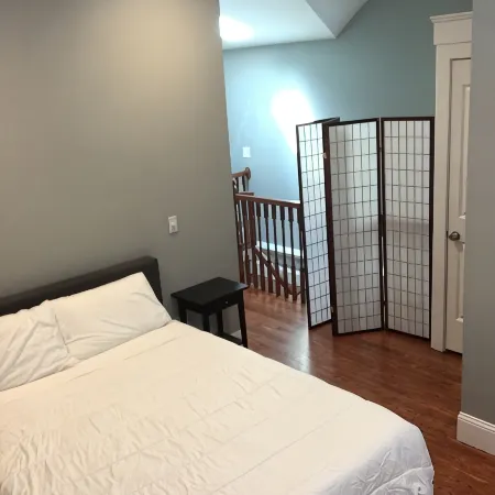 Large Luxury Condo/Townhouse Center of South Boston W/ Free Parking & WiFi