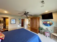 Beautiful lake front condo in perfect location by land and water.  Boat Slip. - 4-Sterne