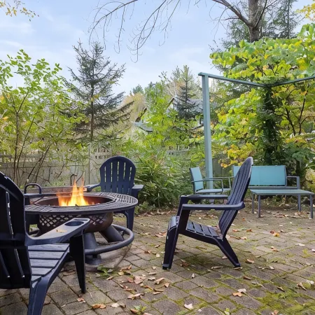 Pet Friendly Stowe Retreat • 7 Mins to Mountain & Village • Firepit • Sleeps 8