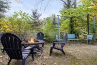 Pet Friendly Stowe Retreat • 7 Mins to Mountain & Village • Firepit • Sleeps 8 - 木屋