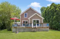 Quaint Downtown Jamestown R.I. Home -Walking distance to Newport Ferry and Beach - Wi-Fi