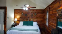 Couples Getaway Near Hot Springs-Jacuzzi and Hot Tub Overlooking Mountains! - 3-Star