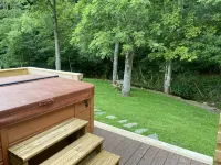 Creekside home with hot tub within 30 mins to Asheville - Wifi