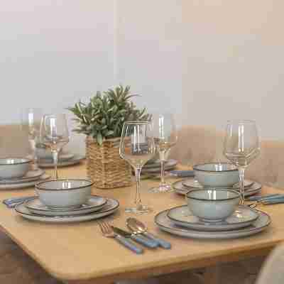 Perfect Booking Central 2 Bed Home Near Beach Dining/Meeting Rooms