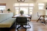 Dog Friendly Midtown Spanish Bungalow + EV charger - 3 ดาว
