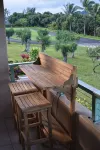 Beautiful, large studio with Mountain views from deck, beach access & A/C - วิวภูเขา