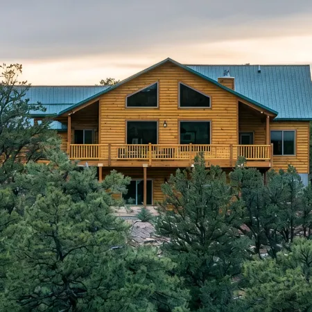 “Luxury Cabin Minutes from Zion East Entrance Views & Hot Tub”
