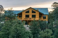 “Luxury Cabin Minutes from Zion East Entrance Views & Hot Tub” - شرفة
