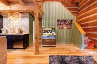 Retro Cabin in Hocking Hills, Ohio w/ Jukebox, Hot Tub & Pond. Dog-friendly! - 4성급