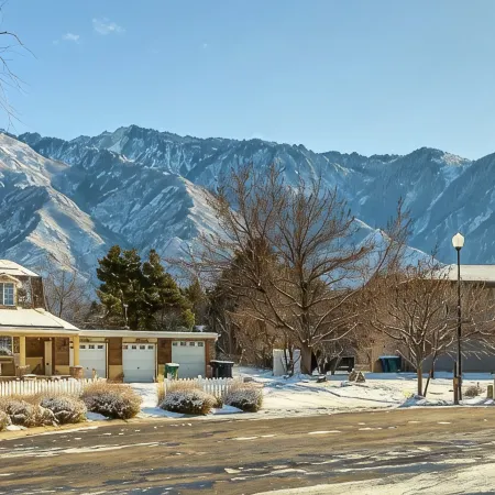 Large Home at the Base of the Mountains, Quick Access to All Ski Resorts.