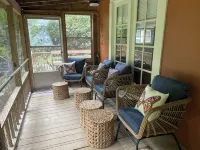Cozy creek side cabin.  Pet Friendly.   Single Story, with ramp at entry - Chalets