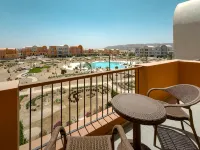 Desert-Chic 2BR + Loft | Pools, Balconies, Gouna - 2 stjerner