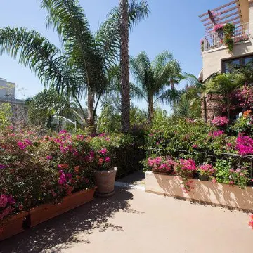 Best Western Plus Sunset Plaza Hotel Отели рядом с достопримечательностью «Улица Сансет-стрип»