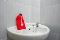 RedDoorz near Lippo Plaza Buton Hotels in Wolio