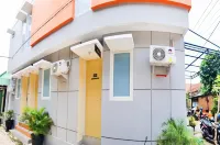 Muzdalifa Syariah Near Alun Alun Gresik Mitra RedDoorz Hotels near Pura Kerta Bumi