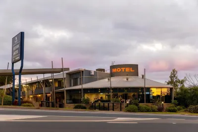 Station Motel Hotel berhampiran Lapangan Terbang Parkes