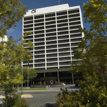 QT Canberra Hotels near Commonwealth Park