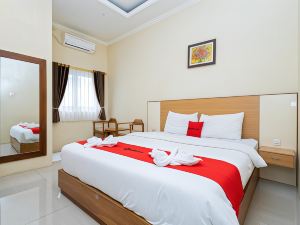 RedDoorz Plus Near Malang Airport