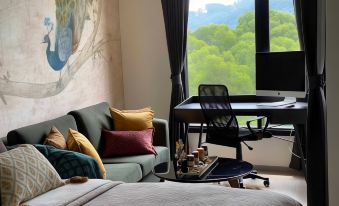 Romantic Bedroom with Mountain View Near Central
