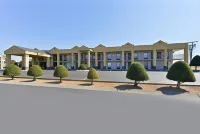 Super 8 by Wyndham Clarksville Northeast