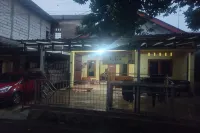 SPOT ON 93542 Suripah Kostel Syariah Hotel di Penambongan